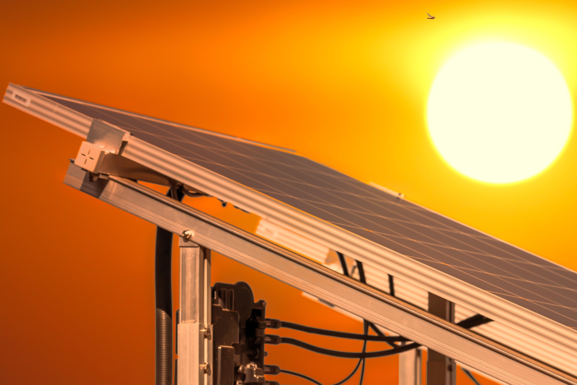 Technicien Lumisol posant des panneaux photovoltaïques sur un toit en Valais