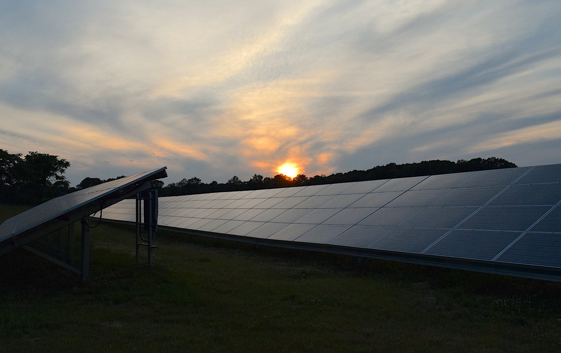 Panneaux photovoltaïques posés sur une toiture à Conthey en Valais