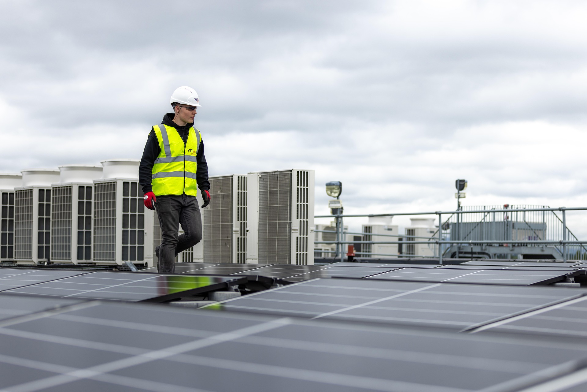 Installation de panneaux solaires photovoltaïques sur une toiture en Valais