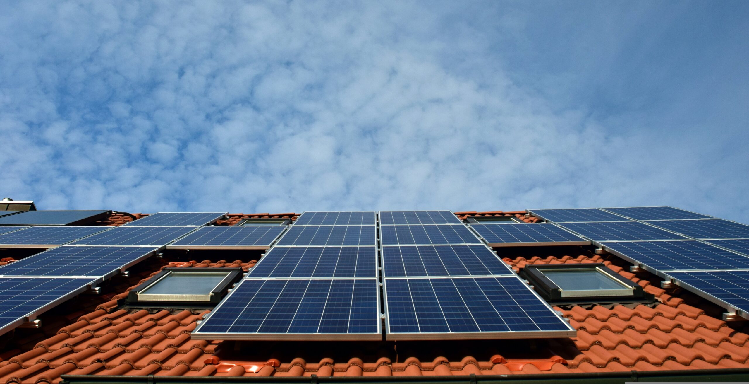 Réalisation Lumisol avec panneaux solaires installés sur une maison en Valais